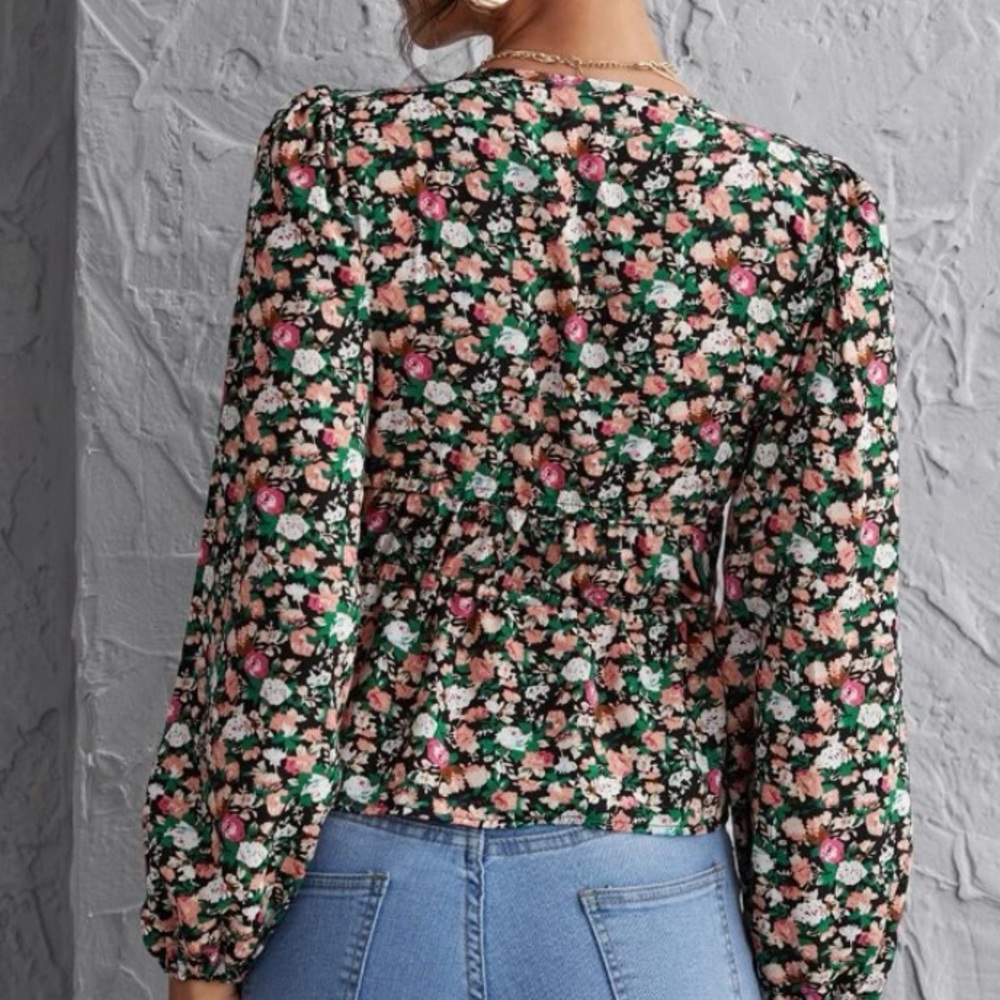 COPY - Floral v neck crop Top - Picture 4 of 5